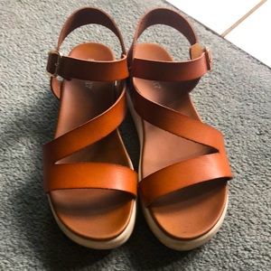Sophie17 size 3 platform sandals